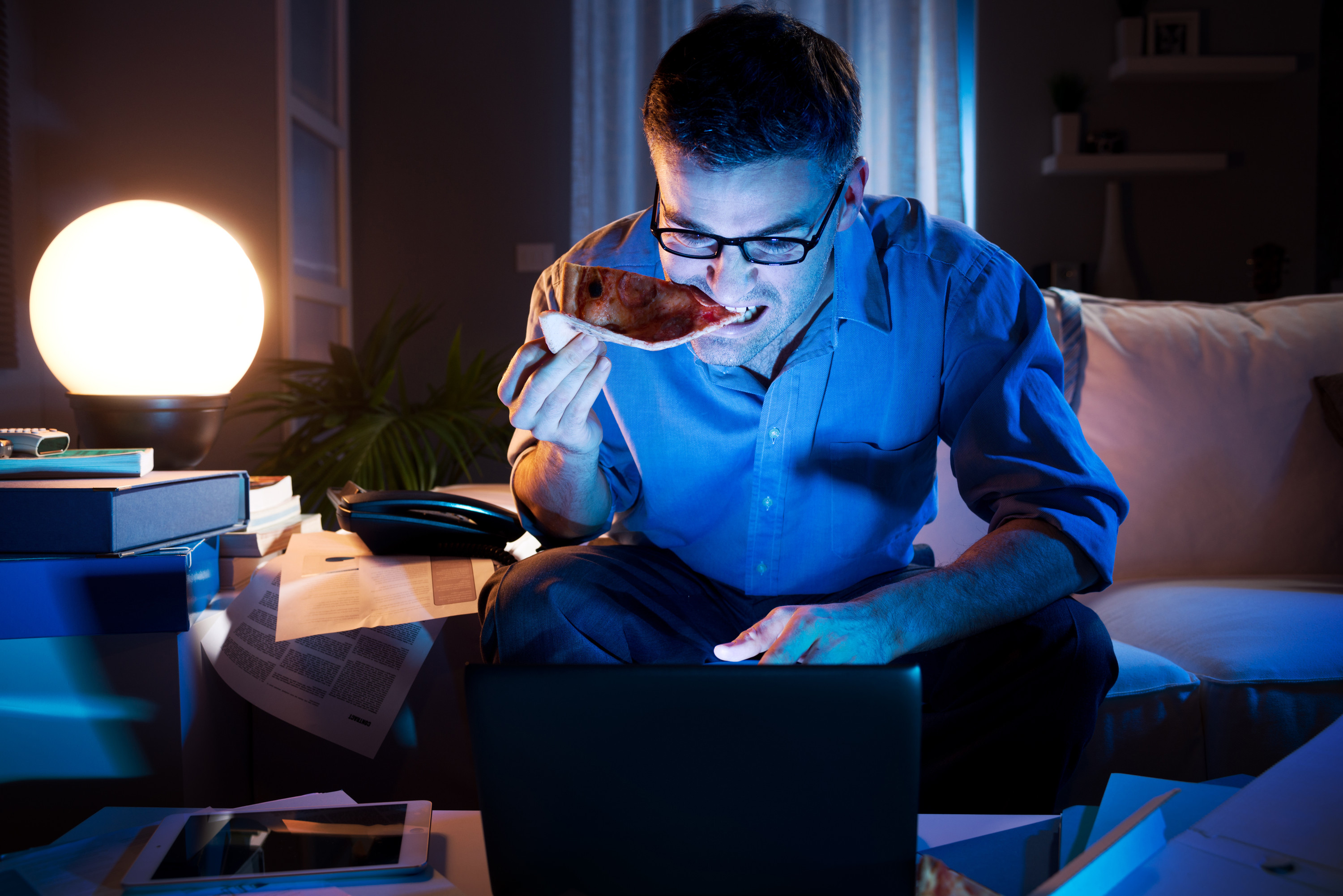 Ночная подработка для мужчин. Ночная работа за компьютером. Бессонница за компьютером. Человек перед компьютером ночью. Человек ест в темноте.